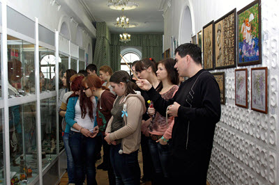 Экскурсия по выставке изделий мастеров декоративно-прикладного искусства ВКО «Весеннний калейдоскоп»