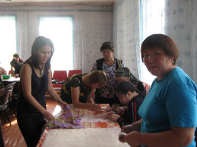 В мае 2012 г. координаторы Ресурсного центра вновь организовали поездку в с. Енбек для проведения тренинга для желающих научиться ремеслу по изготовлению изделий из войлока