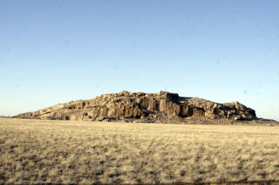 В 40 километрах к северо – западу от поселка Аксуат,  находится уникальное место – утес “Боритастаган на гранитные скалы которого нанесены рисунки охрой