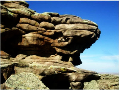 В горах Кокентау, у горы Уш-Аир с трехглавой вершиной выявлены гроты и скальные навесы с рисунками, нанесенными охрой