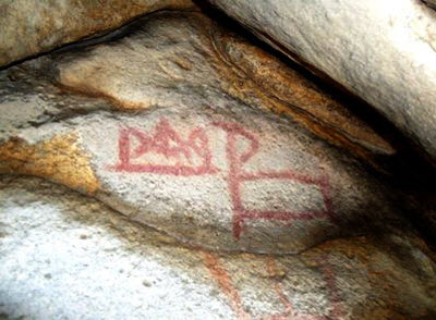 В горах Кокентау, у горы Уш-Аир с трехглавой вершиной выявлены гроты и скальные навесы с рисунками, нанесенными охрой