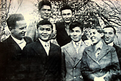 П.С.Тихоновская. (первая справа) среди сталинских стипендиатов Казахского Педагогического института им Абая. Алма-Ата, 1939-1941 гг.