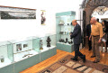 Чжоу Ли посетил  раздел экспозиции, посвященной культуре Китая середины ХХ века из фондовой коллекции музея-заповедника